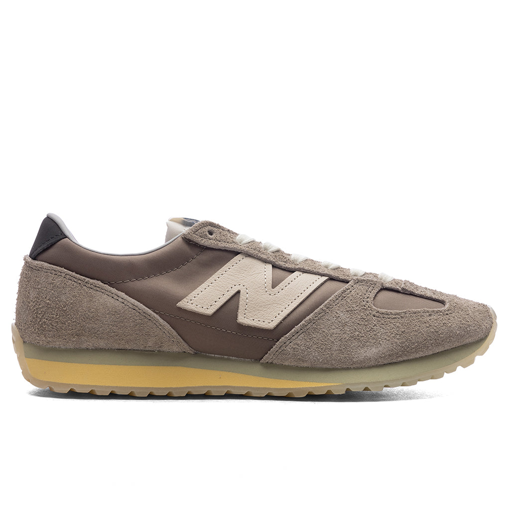 C75 サイズ　グレイッシュモカ Challenger 7 GTX | Hoka Footwear | Playmakers