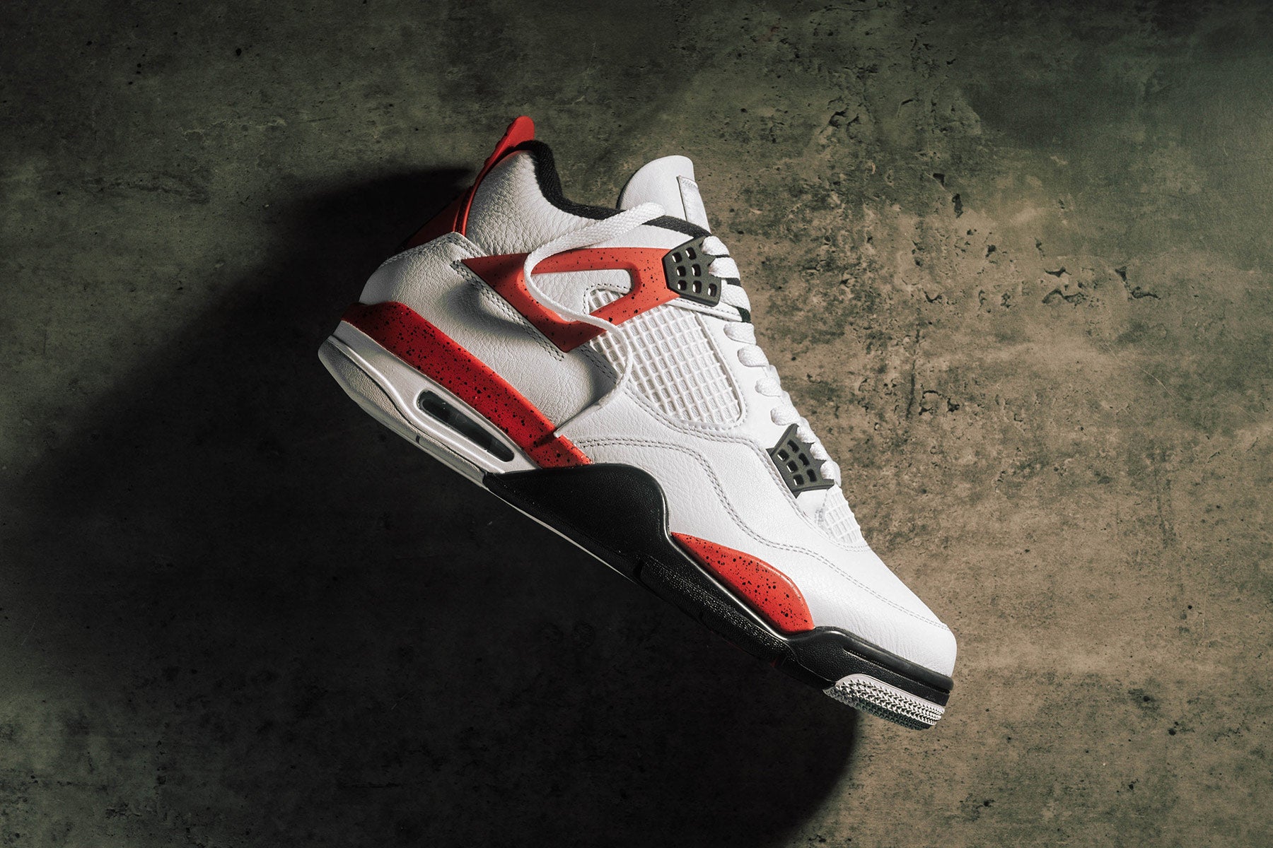 Jordan 4 'Red - White/Fire Red/Black – Feature