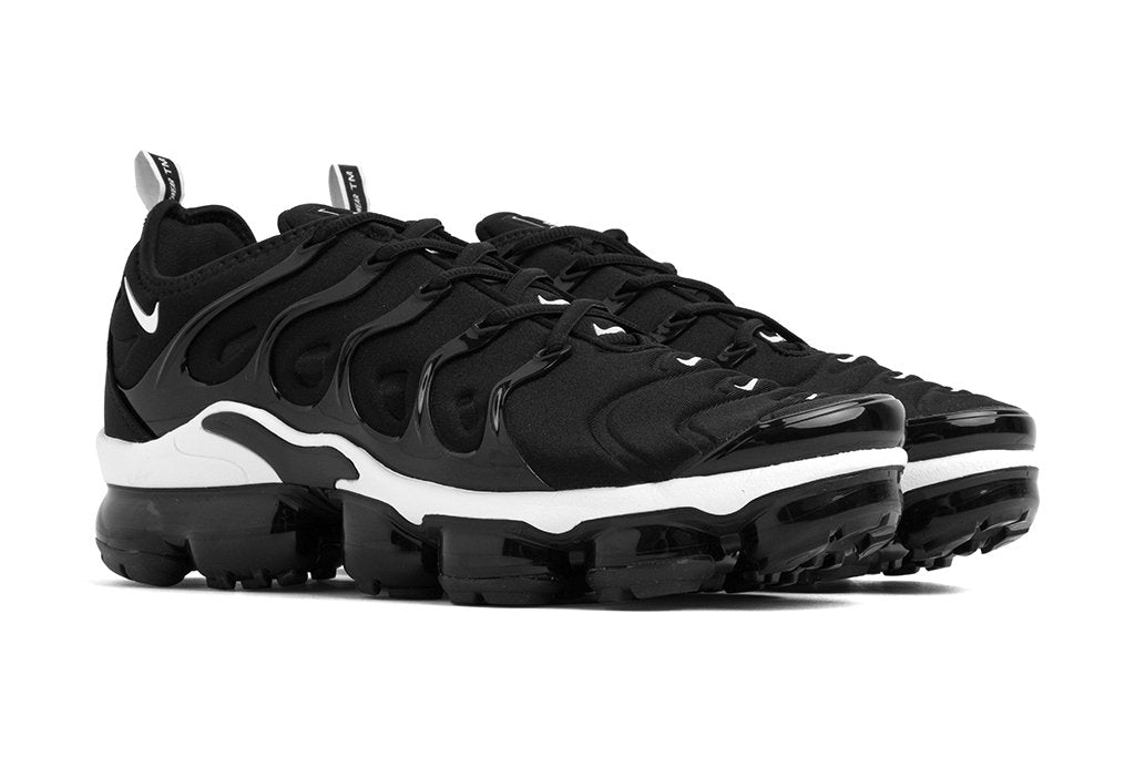 Nike vapormax plus white and black sale