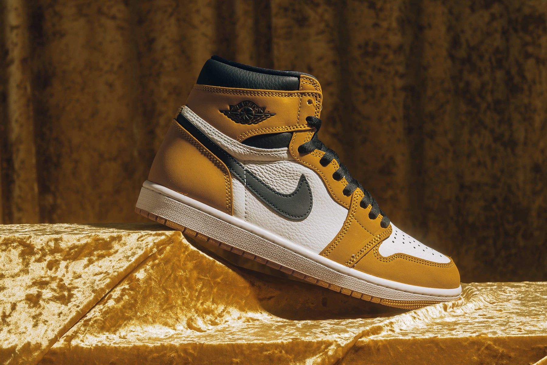 Air Jordan 1 Retro High OG Yellow Ochre Yellow Ochre Black Sail Feature