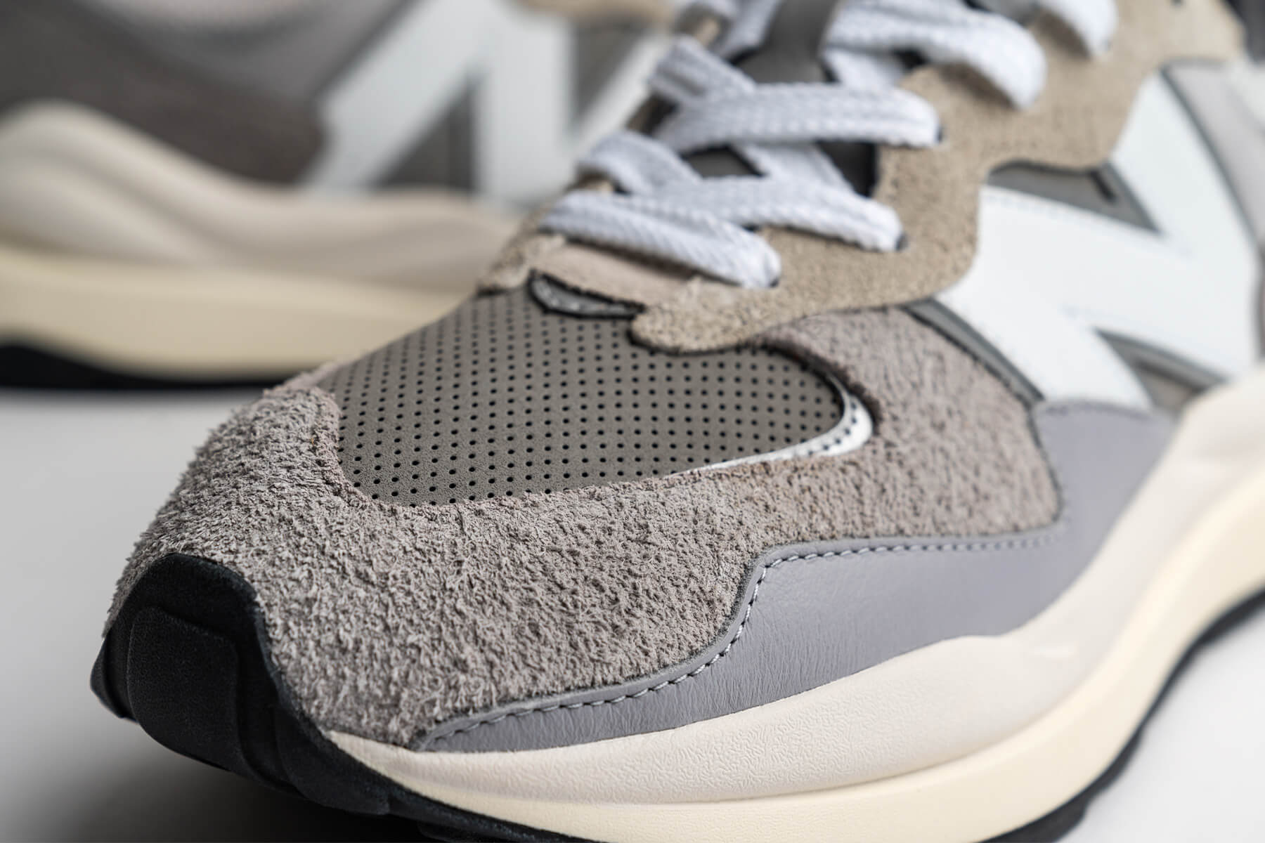 57/40 - Grey/White – Feature