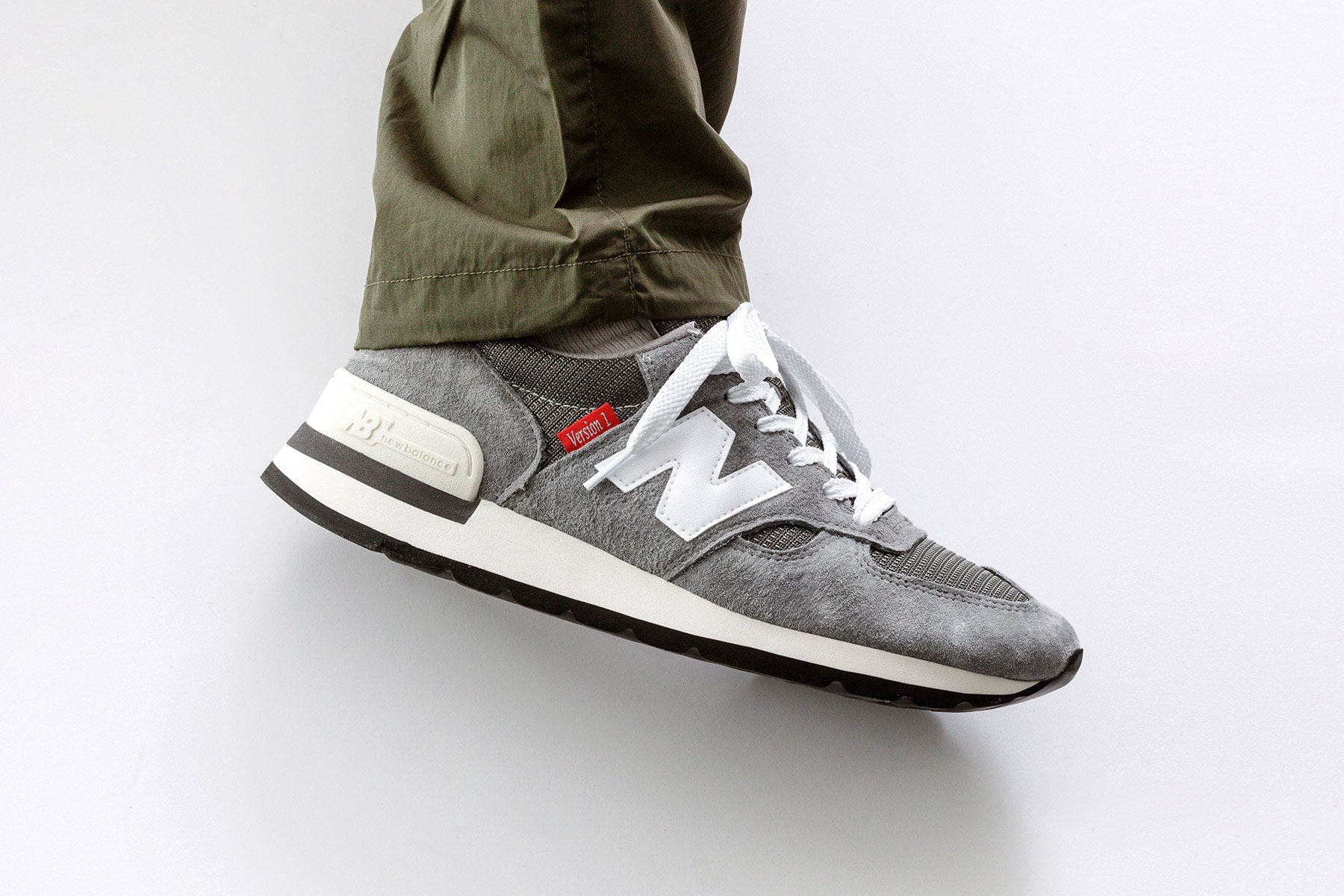 990v1 - Grey – Feature