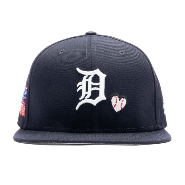New Era Mens MLB Detroit Tigers Chainstitch Heart 59Fifty Fitted Hat  60288225 Navy, Pink Undervisor