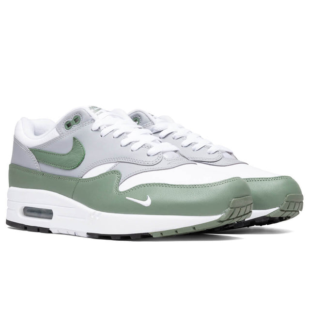 air max 1 spiral sage on feet