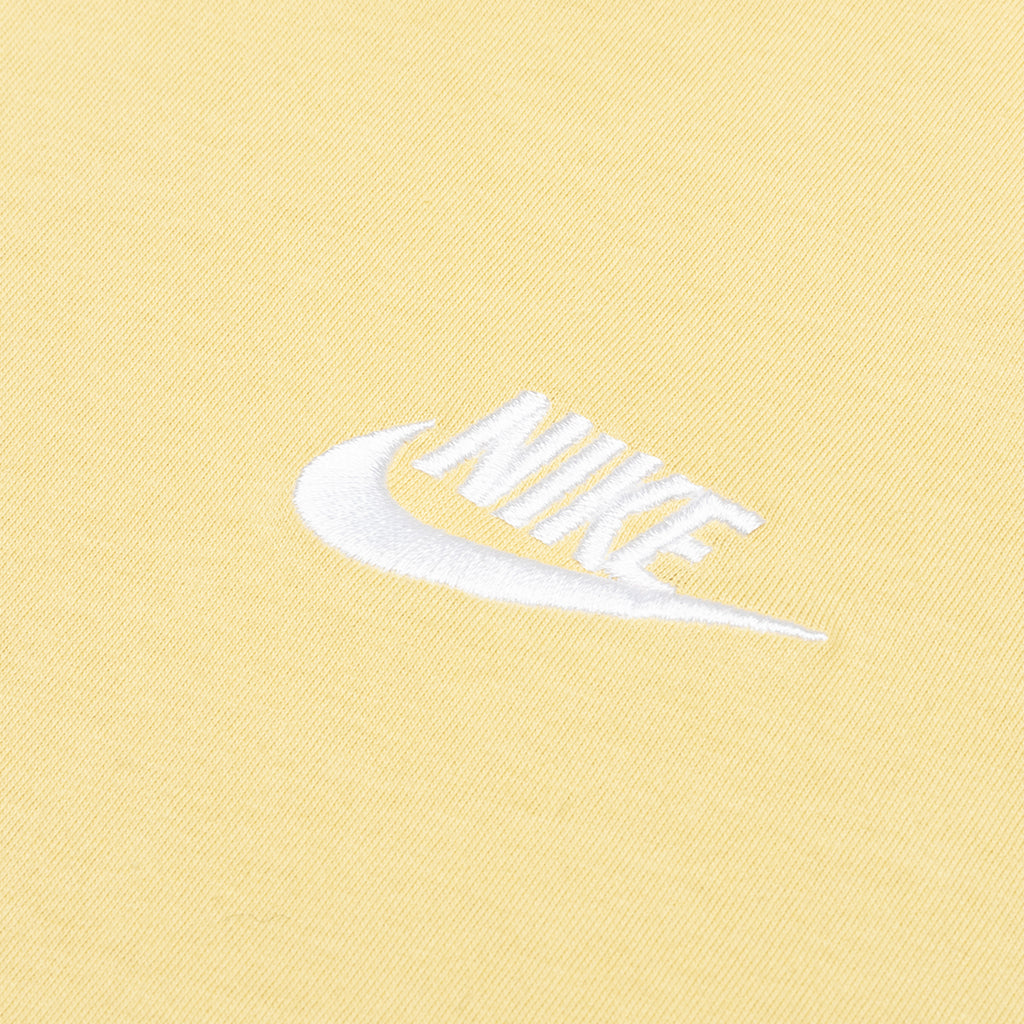 Sportswear Club T-Shirt - Saturn Gold/White – Feature