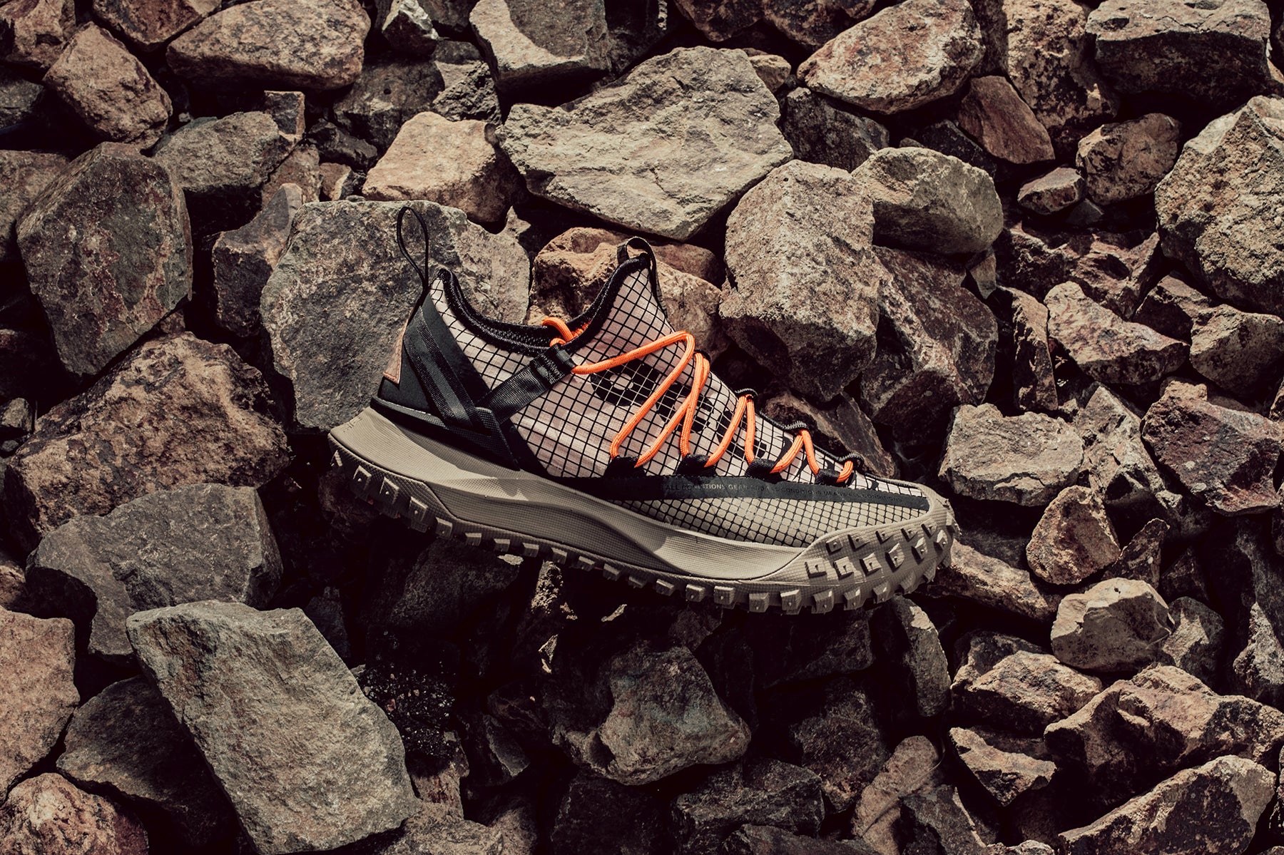 nike acg mountain fly fossil stone