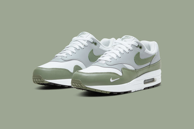 air max 1 spiral sage on feet