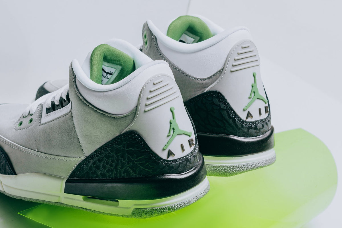 Air 3 Retro (GS) - Light Smoke Grey/Chlorophyll – Feature display picture 2