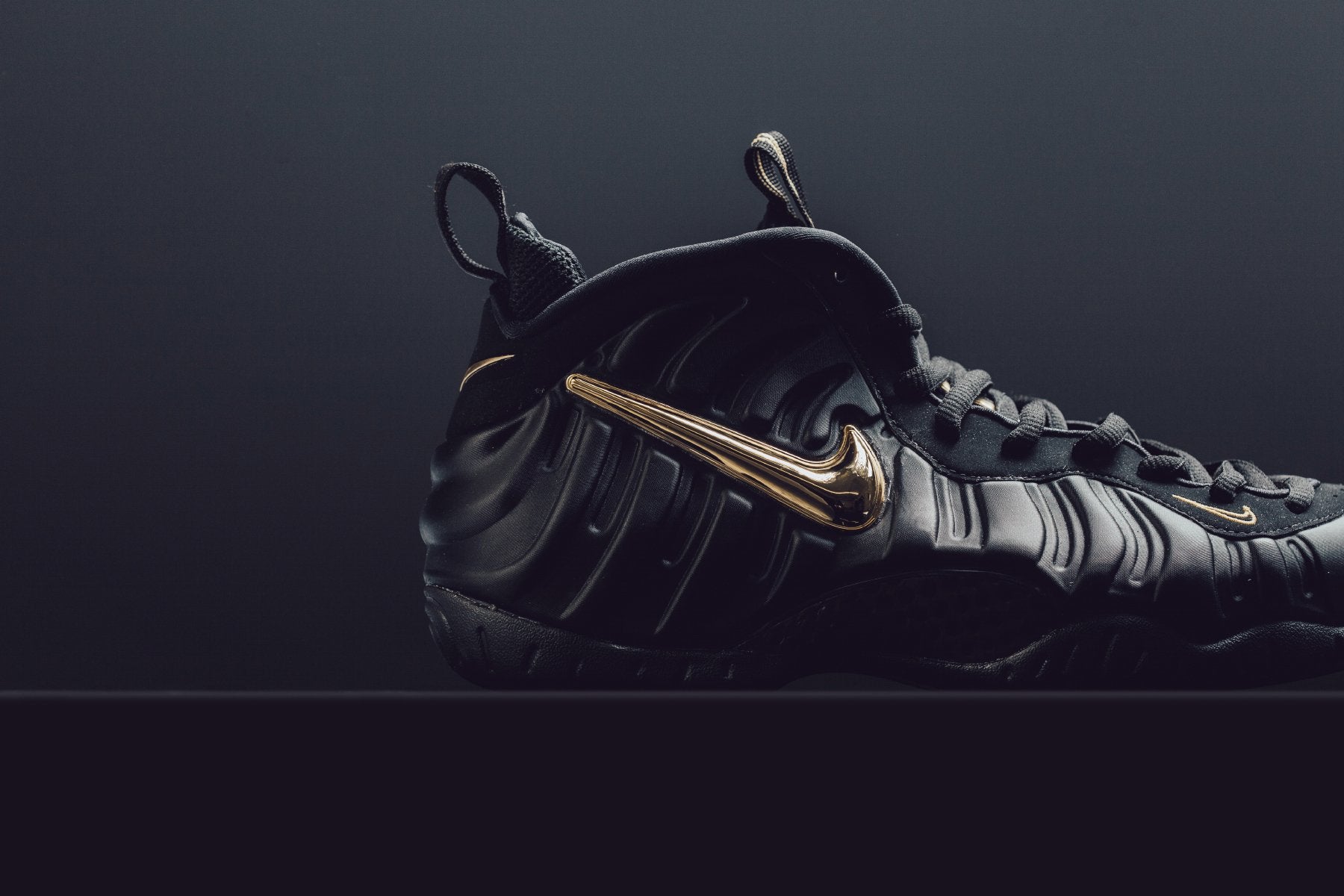 nike air foamposite black metallic gold