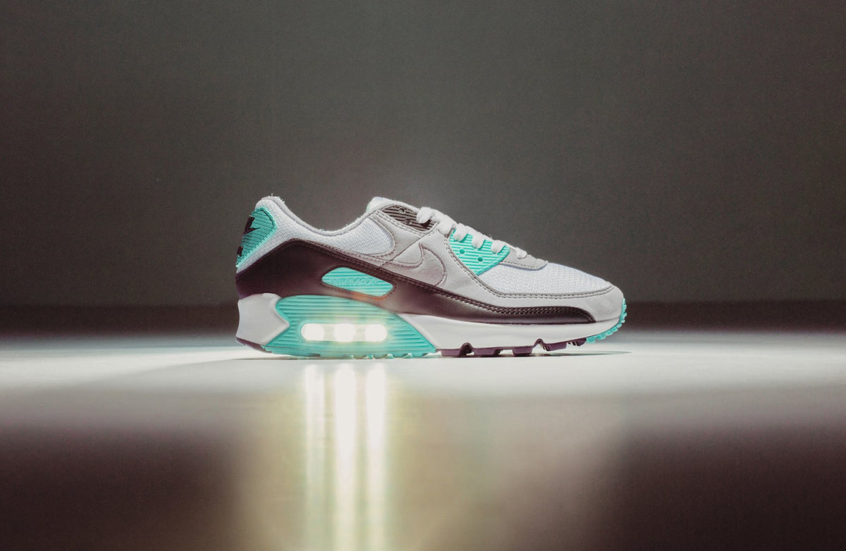 NIKE AIR MAX 90
WHITE/PARTICLE GREY-HYPER TURQ
BLANC/BRIS PARTICULE
MENS 12 Nike Air Max 90  main image 2