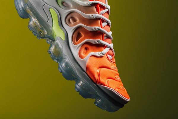 Air vapormax plus barely 2025 grey/total crimson women's shoe