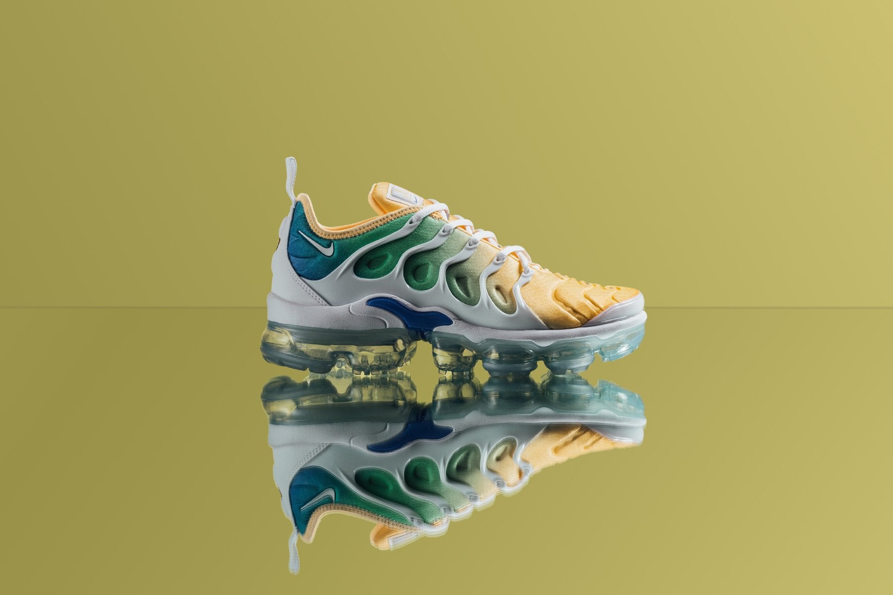 womens nike vapormax plus white