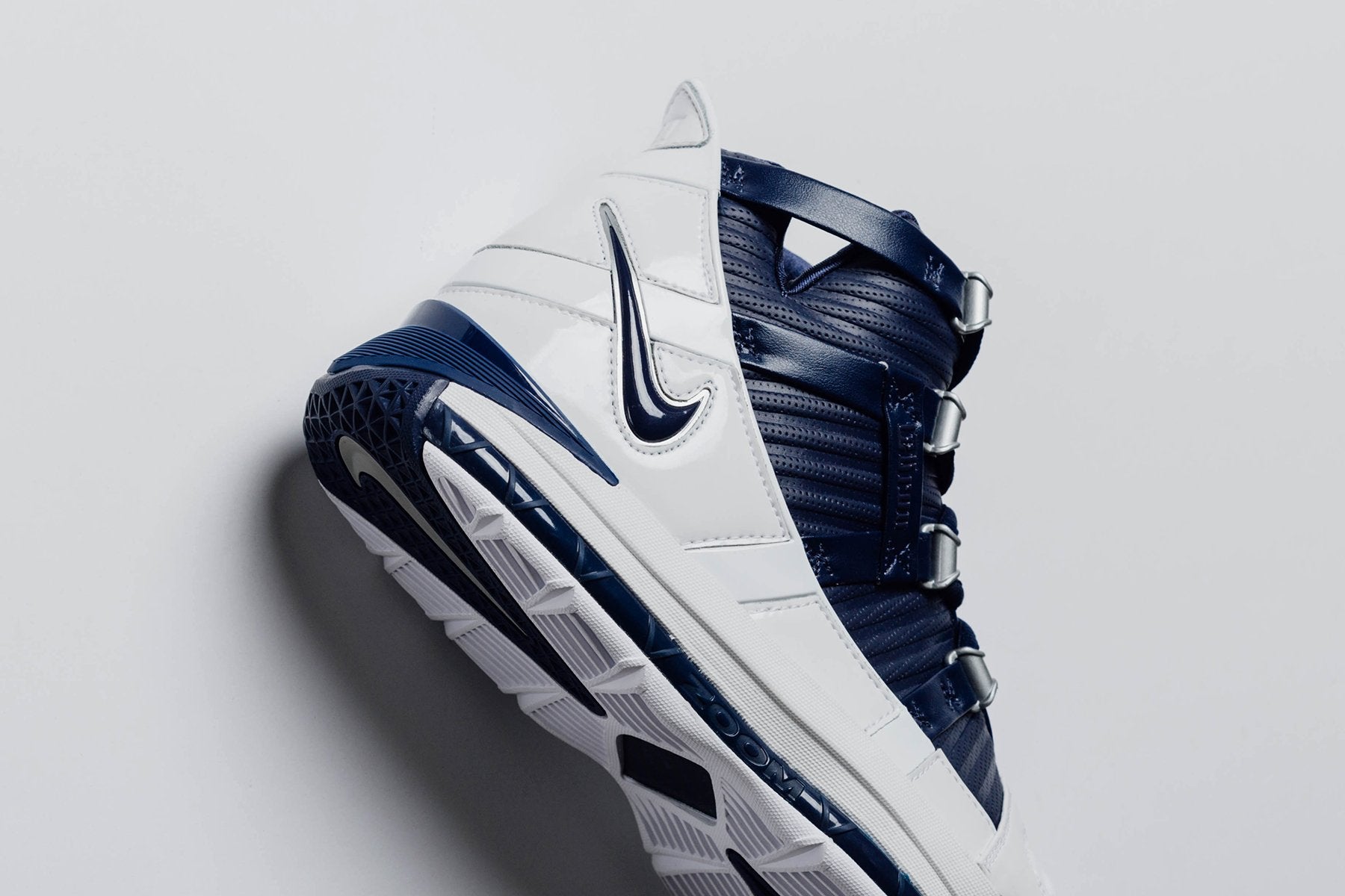 Zoom Lebron III QS - White/Midnight Navy/Metallic Silver – Feature
